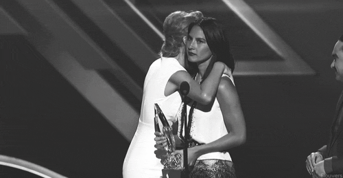 taylor-swift-olivia-munn-peoples-choice-awards